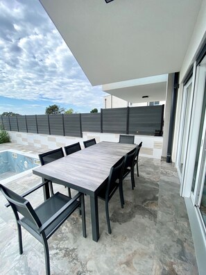 Outdoor dining - Spacious 4-Bedroom Rental with Sauna, WiFi, and A/C – Just 30m from the Beach (Porec)