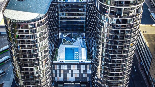 Ein modernes Hochhaus mit einer zentralen Atrium und umliegenden Glastürmen.