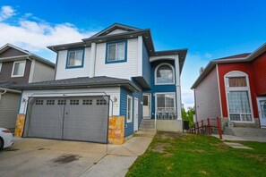 Apartment - 52-3 Bed Suite on Lake Central A C By Airport (Calgary)