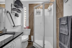 House | 6 bedrooms - 240 Spacious Modern Home w AC (Calgary)