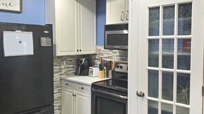 House | 4 bedrooms - 56 Executive Business Home w AC 10 min to Airport (Calgary)