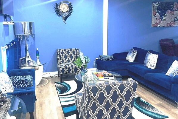 House | 4 bedrooms - 56 Executive Business Home w AC 10 min to Airport (Calgary)