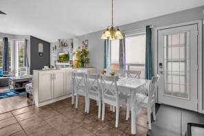 5 bedrooms - 33 Executive Home A C Airport (Calgary)