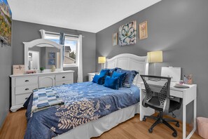 House | 5 bedrooms - 33 Executive Home A C Airport (Calgary)