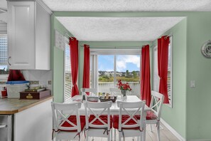 House | 5 bedrooms - 48A Luxury Lake Home w Massage Meditation Gym A C (Calgary)