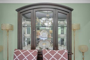 House | 5 bedrooms - 48A Luxury Lake Home w Massage Meditation Gym A C (Calgary)