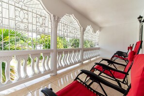 2 bedrooms - Runaway Bay Gem in Runaway Bay (Runaway Bay)