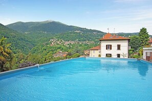 Seasonal outdoor pool - Villa Oleandra (Dizzasco)