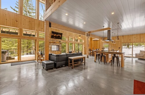 Ski Cabin w Hot Tub Gas Fireplace Near Cranmore