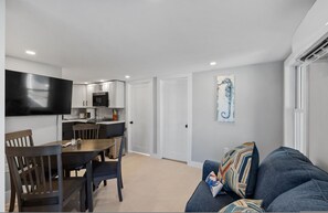2 bedrooms - Modern Condo Perfect For Winter Rental (Hampton)