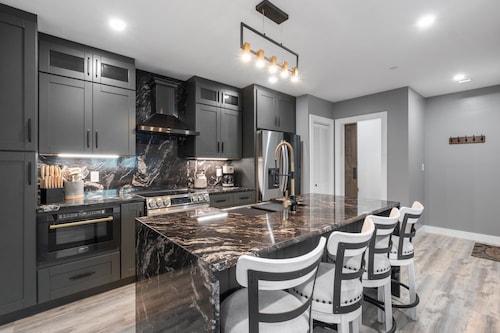 New Luxury 4 Bed Condo Perfect for Winter Rental