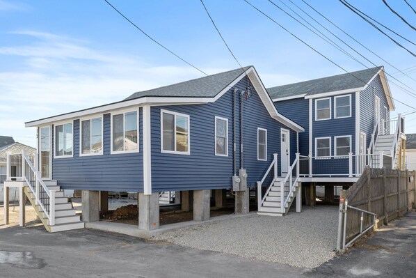 2 bedrooms - Modern Condo Perfect For Winter Rental (Hampton)