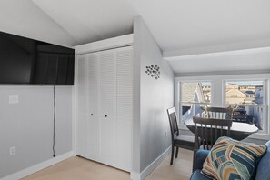 Apartment | 2 bedrooms - Modern Condo Perfect For Winter Rental (Hampton)