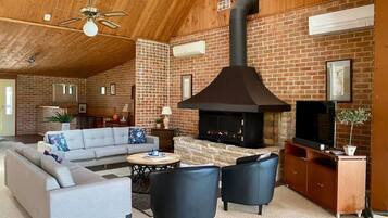 Smart TV, fireplace, DVD player, table tennis