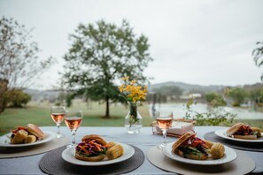 Outdoor dining - Bluebush Estate - 11 Bedrooms - In the heart of Lovedale Hunter Valley! (Rothbury)