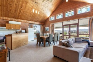 Smart-TV, Kamin, DVD-Player, Tischtennisplatte