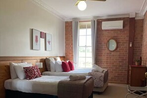 11 soverom, strykejern/-brett, reiseseng for barn og wi-fi (inkludert)