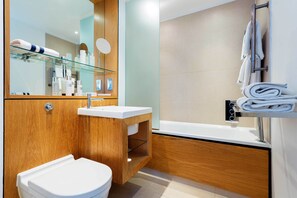 Shower, hair dryer, towels - Zen By The Water, by Veeve (London)