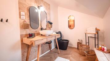 Een douche, een haardroger, handdoeken, zeep