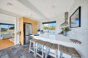 Jääkaappi, mikroaaltouuni, liesi, astianpesukone