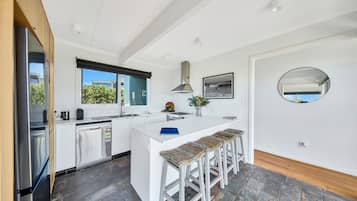 Fridge, microwave, stovetop, dishwasher