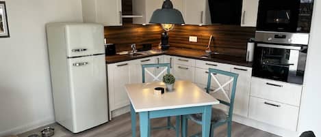 Kylskåp, mikrovågsugn, diskmaskin och brödrost