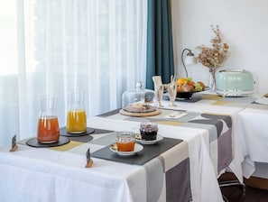 Free daily buffet breakfast  - Hôtel historique Chez Elsy - Crans-Sapins (Icogne)
