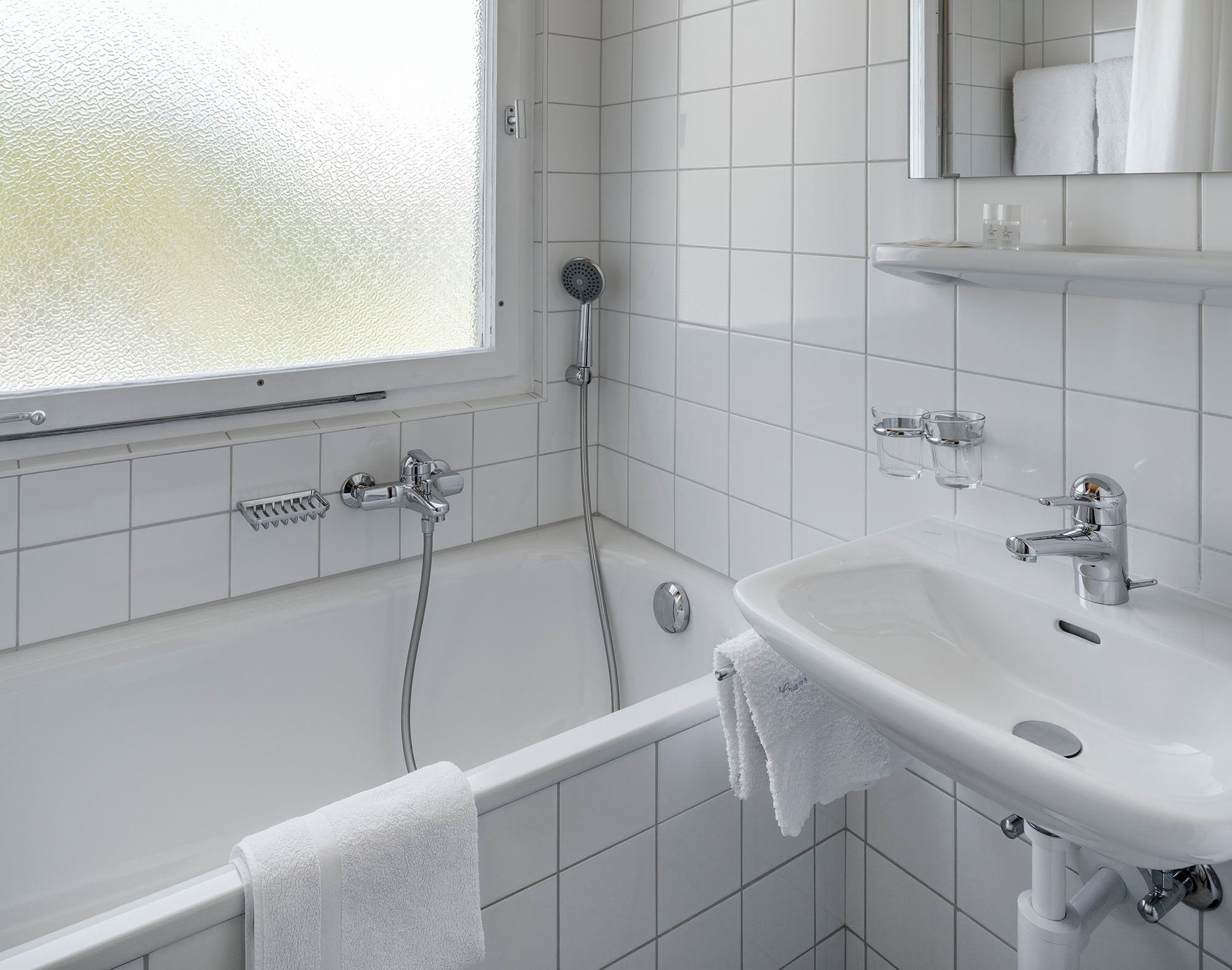 Une salle de bain moderne avec une baignoire, un lavabo et une douche.