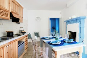 Leilighet, terrasse, hageutsikt | 1 soverom, sengetøy av topp kvalitet, dundyner og strykejern/-brett