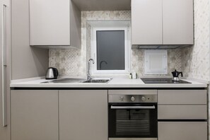 Kjøleskap, ovn, kokeplater og oppvaskmaskin