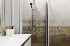 Shower, hair dryer, bidet, towels - La Trummetta By Dimorra (NAPOLI)