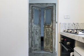 Kjøleskap, ovn, kokeplater og kaffetrakter/tekoker