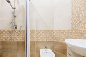Regadera, secadora de cabello, bidet, toallas 