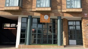 Un hôtel à plusieurs étages, doté d’une façade en briques, de grandes fenêtres avec des rideaux et d’une enseigne indiquant qu’il s’agit de l’hôtel « Oreneta ».
