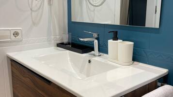 Chambre Simple | Salle de bain | SĂšche-cheveux, savon, shampoing, papier toilette