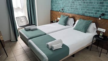 Habitación con 2 camas individuales | Edredones de plumas, sistema de insonorización, cuna de viaje