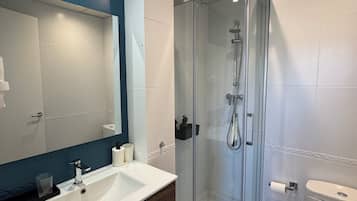 Single Room | Down comforters, soundproofing, travel crib, free WiFi