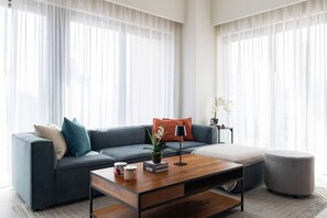 TV, stereo - Burj Khalifa & Fountain View | 2B Arthouse Royale (Dubai)