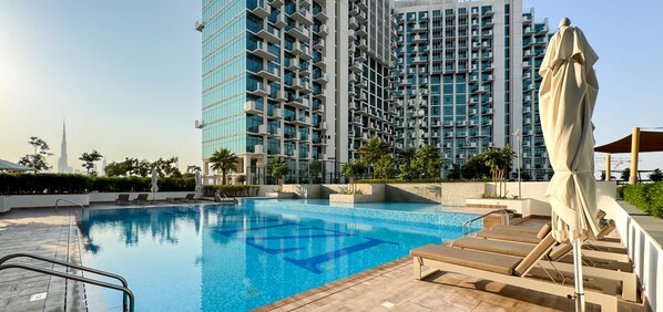 Una piscina al aire libre