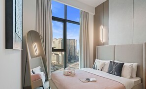 Apartamento superluxo, sacada, vista para a cidade | 1 quarto, cofres nos quartos, ferros/tábuas de passar roupa