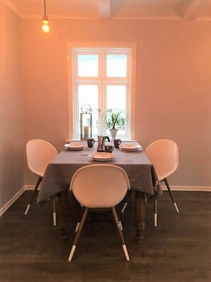 L27 Upstairs | Servicio de comidas en la habitación