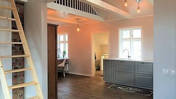 L27 Upstairs | Ruang tamu | 20 inci televisyen LCD dengan kabel