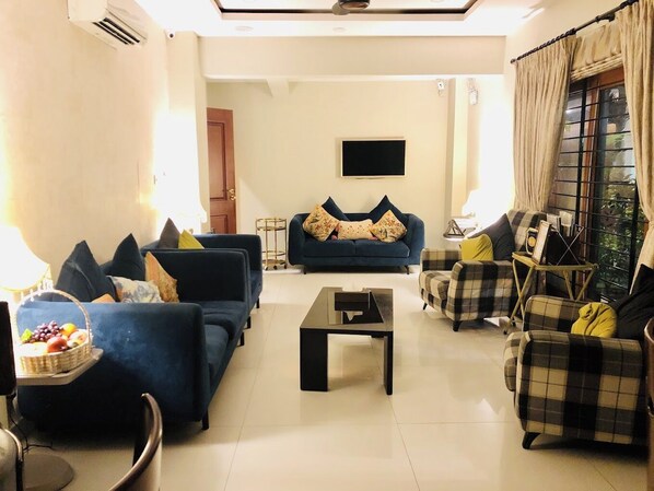 Lobby sitting area - Orchards Cottage hotel (Karachi)