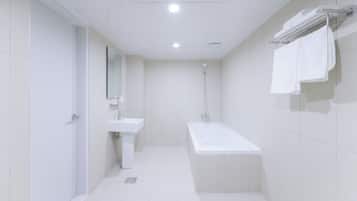 Lounge | 浴室 | 風筒、拖鞋、提供毛巾、番梘
