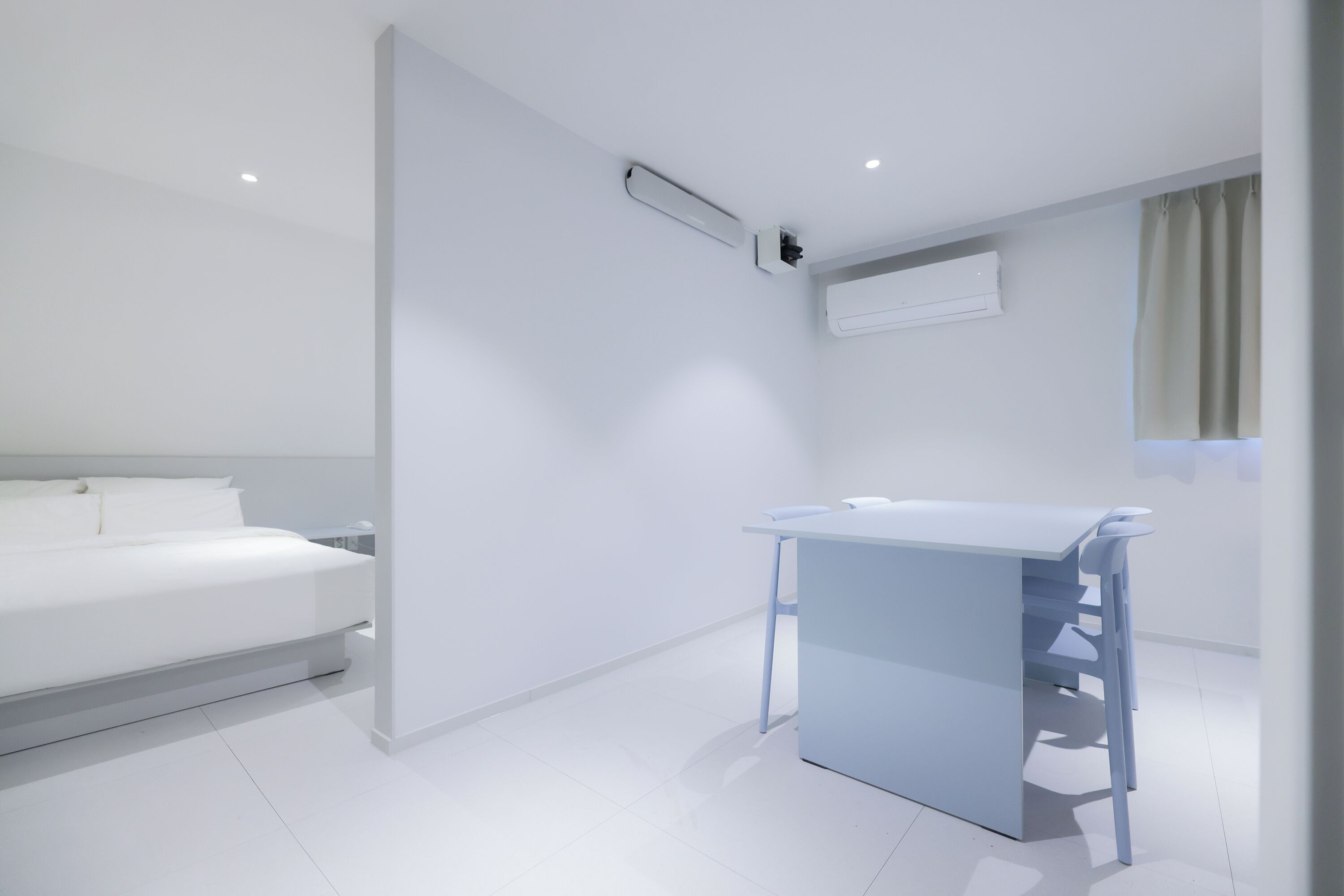 Lounge | Premium bedding, laptop workspace, soundproofing, free WiFi
