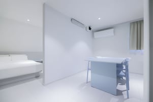 Ropa de cama de alta calidad y espacio para trabajar con laptop 