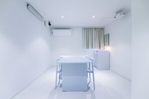 Lounge | Ropa de cama de alta calidad y espacio para trabajar con un portátil