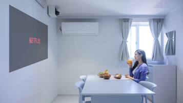 Lounge | Premium bedding, laptop workspace, soundproofing, free WiFi