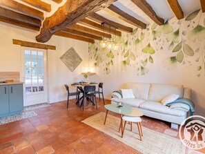 TV - Charming lodging near Angers with private outdoor space (Loire-Authion)