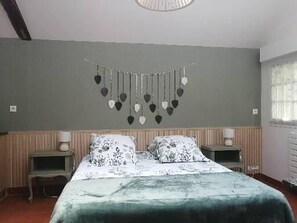 1 bedroom, free WiFi, bed sheets - Charming lodging near Angers with private outdoor space (Loire-Authion)